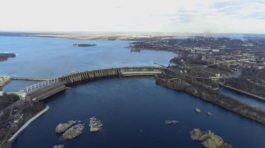Zaporozhye şehrinde bir baraj. Büyük baraj hava manzarası. Havadan hidroelektrik santrali, Zaporizhia, Ukrayna