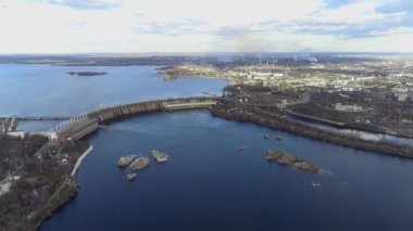 Zaporizhia 'daki hidroelektrik santrali. Nehir hava manzarasında büyük bir hidroelektrik santrali var..
