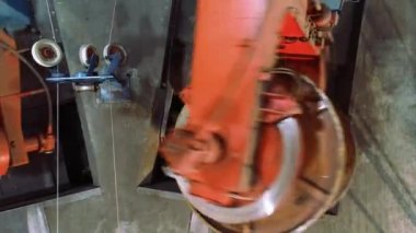 Parçalanmış kabloyu birleştirin. Fabrikadaki kablo üretimi için modern ekipman. Kablo üretim süreci