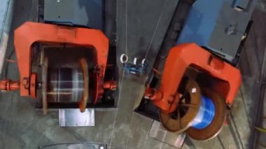 Parçalanmış kabloyu birleştirin. Fabrikadaki kablo üretimi için modern ekipman. Kablo üretim süreci