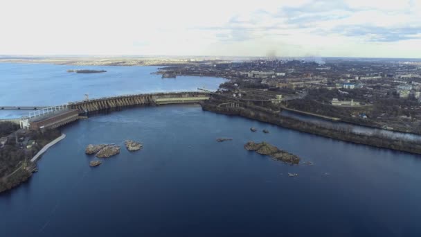 Havadan hidroelektrik santrali, Zaporizhia, Ukrayna. Zaporozhye şehrinde bir baraj. Büyük baraj hava manzarası — Stok video