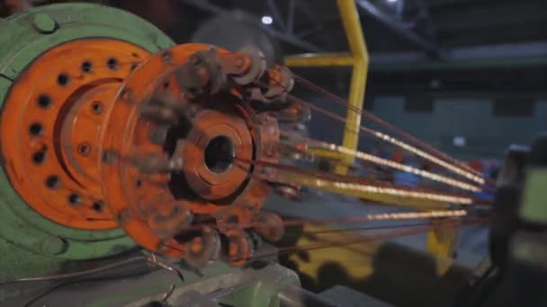Maschine mischt Kupferdraht in einer Fabrik. Anlage zur Herstellung des Kabels. Mischen von Kupferdraht. Nahaufnahme eines Kupferkabels. — Stockvideo