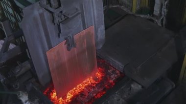 Kazana otomatik bakır besleme hattı. Fırındaki bakır erimesi, ocaktaki bakır erimesi....