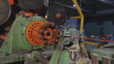 Makine bir fabrikada bakır telleri karıştırıyor. Kablo üretimi için bitki. Bakır kabloyu karıştırıyorum. Bakır kabloya yakın çekim.