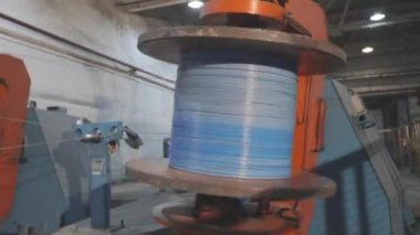 Kablolu yayın üretimi. Çok çekirdekli kablo dokuma işlemi, modern bir fabrikada kablo üretimi. Bir fabrikada çok çekirdekli kablo üretimi