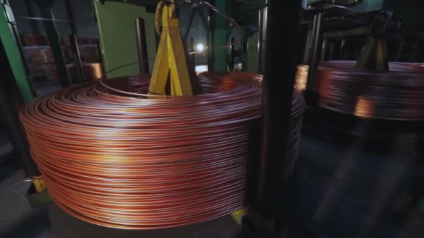 Primer plano de un cable de cobre enrollado en una fábrica de cables. Fabricación de cables — Vídeo de stock
