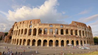 Yazın güzel havalarda Roma Kolezyumu. Roma, İtalya 'da kolezyum. Roma 'daki Kolezyum cephesi