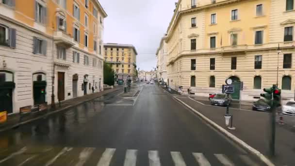 Ruas vazias da Itália durante a chuva, rua vazia em Roma — Vídeo de Stock