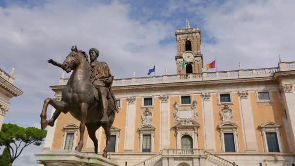 Standbeeld van Marcus Aurelius voor het Senatoriaal Paleis Rome, Italië — Stockvideo