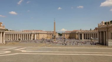 St. Peters Meydanı genel planı, insanlar St. Peters Meydanı 'nda yürüyor. Saint Perth genel planının meydanı. Roma, İtalya
