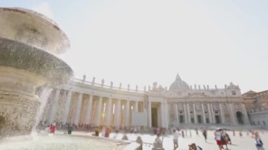 Fontana del Bernini, sinistra. St. Peters Meydanı 'ndaki çeşme. İtalya, Roma