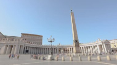 St. Peters Meydanı genel planı. St. Peters Meydanı 'nda birçok insan meydanda yürür. İtalya, Roma,