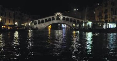 Rialto Köprüsü Gece, Venezia, İtalya. Venedik kanalının gece karesi, Büyük Kanal üzerindeki Rialto köprüsü.