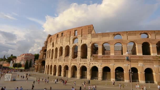 Fachada del Coliseo en Roma, el Coliseo Romano en verano con buen tiempo. Coliseo en Roma, Italia — Vídeos de Stock