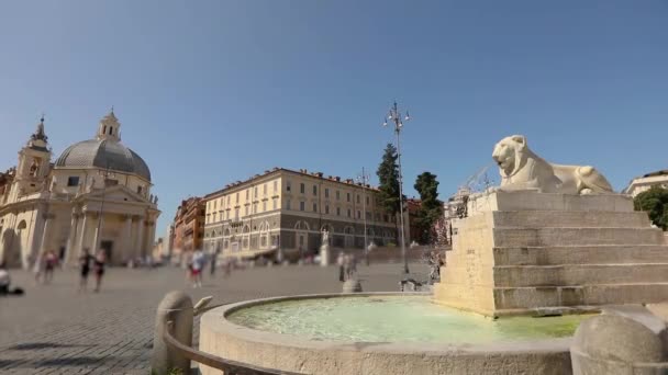 Brunnen neben dem Obelisken auf der Piazza del Popolo. Kirche Santa Maria dei Miracoli — Stockvideo