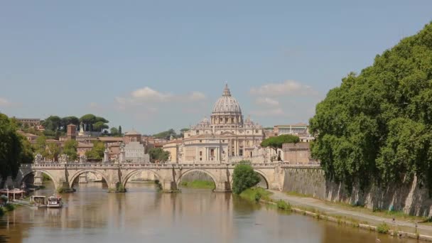 Puente de Sant Angelo Basílica de San Pedro al fondo — Vídeos de Stock