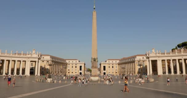 Plan ogólny Placu Świętego Piotra. Plac św. Piotra Wiele osób chodzi po placu. Włochy, Rzym, — Wideo stockowe