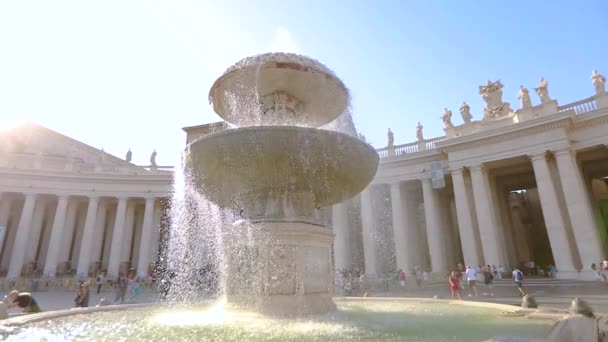 Plaza St. Peters. Italia, Roma. Fuente de cámara lenta en la Plaza de San Pedro. — Vídeo de stock
