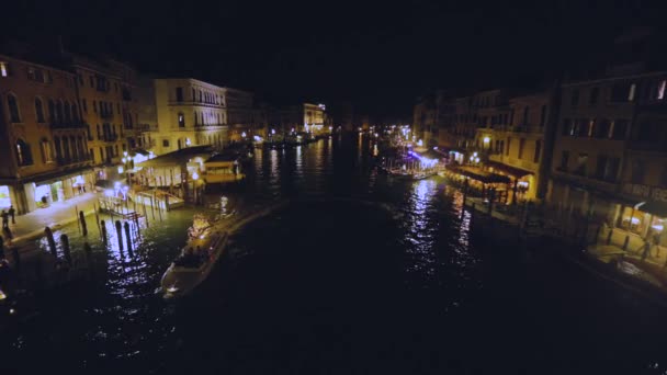 Geceleri Venedik, Venedik 'in güzel gece manzarası, geceleri Venedik kanalları. Tekne Venedik 'teki Büyük Kanal boyunca gidiyor. — Stok video