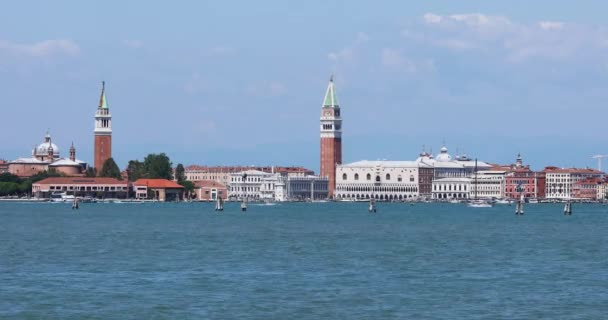 Campanile di San Marco och Palazzo Ducale på ön Faro San Giorgio Maggiore. Sjötrafik i venis. — Stockvideo