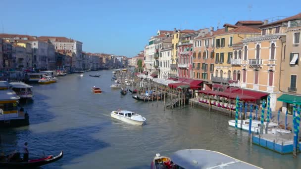 Vízi forgalom a Grand Canal, Velence, Olaszország. Csónakok a Grand Canal, Velence — Stock videók
