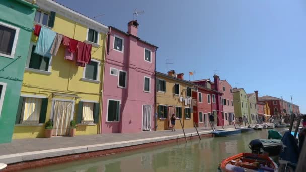 Velence, Bruno sziget. Színes házak a Bruno sziget csatornái mentén — Stock videók