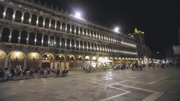 Quadro noturno da Praça de San Marco, Itália, Veneza. Panorama quadrado de San Marco. Turistas caminham em torno de San Marco à noite — Vídeo de Stock