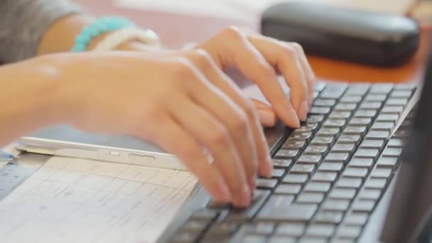 Mujer escribiendo en el teclado en la oficina. Cerca de las manos de la mujer escribiendo en el teclado del ordenador — Vídeos de Stock