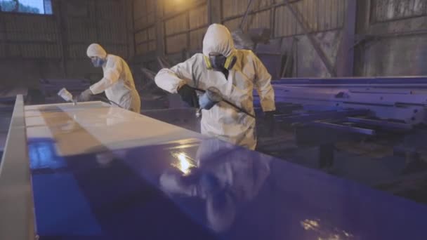 Piezas de pintura en la producción, pintura pulitizador. Los hombres en la fábrica pintan el artículo — Vídeos de Stock