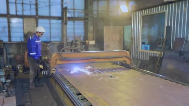 El proceso de corte de una pieza de trabajo en una máquina cnc de plasma — Vídeo de stock