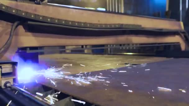 Büyük bir metal parçasının plazma kesimi. Bir cnc makinesinde plazma kesimi — Stok video