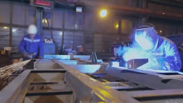 Arbetsflöde i verkstaden för montering av metallkonstruktioner. Montering av metalldelar, svetsning och metallavskärmning — Stockvideo