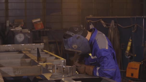 Processen att svetsa metalldelar av en fabriksarbetare i slowmotion — Stockvideo