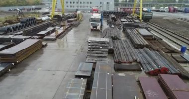 Metalle dolu bir deponun üzerinden uçmak, metal hava manzaralı bir depo.