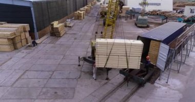 Büyük, modern bir kereste fabrikası manzarası, modern bir kereste fabrikasında çalışma ekipmanı. Ağaç kereste deposu