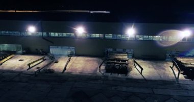 Gece görüş alanında ekin. Geceleri havadan testere atölyesi