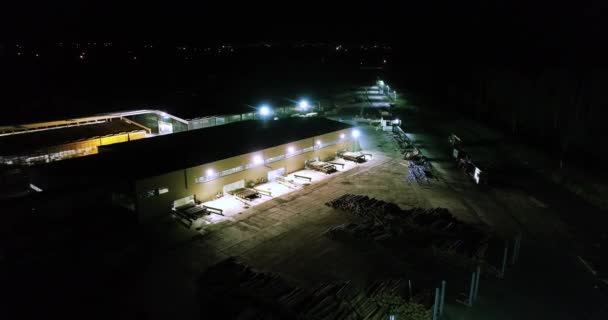 Almacén de un bar de madera al aire libre desde el aire por la noche — Vídeos de Stock