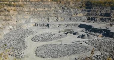Faydalı materyallerin çıkarılması, büyük bir demir cevheri kariyerinin panoraması, büyük bir kariyerde çalışmak, ağır sanayi