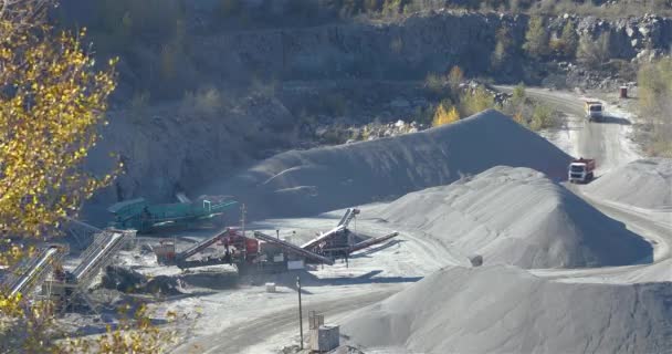 Camião de descarga amarelo numa pedreira, extracção de uma pedra numa pedreira, camiões de descarga carregados amarelos numa pedreira, processo de trabalho numa pedreira — Vídeo de Stock