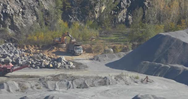 Grote dump truck in een steengroeve, graafmachine en dump truck steengroeve, industriële dump truck in een steengroeve — Stockvideo