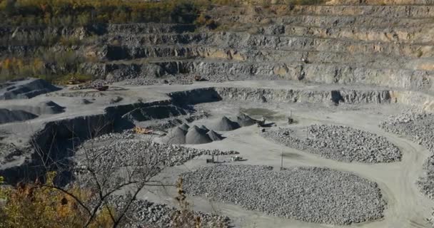 Grande carrière de minerai de fer à ciel ouvert, panorama d'une grande carrière de pierre, équipement dans la carrière, processus de travail à ciel ouvert, exploitation minière dans la carrière — Video
