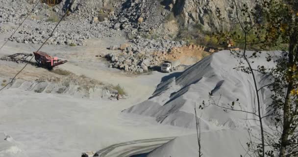 Flujo de trabajo dentro de una cantera minera, maquinaria pesada en una cantera de piedra — Vídeo de stock