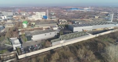 Modern bir fabrikanın üzerinden uçmak. Modern işletmelerle sanayi bölgesi üzerinde geniş bir alan.