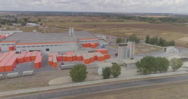 Nowoczesny widok z góry fabryki, latający wokół nowej nowoczesnej fabryki w pomarańczowych kolorach. Zewnątrz nowoczesnej fabryki — Wideo stockowe
