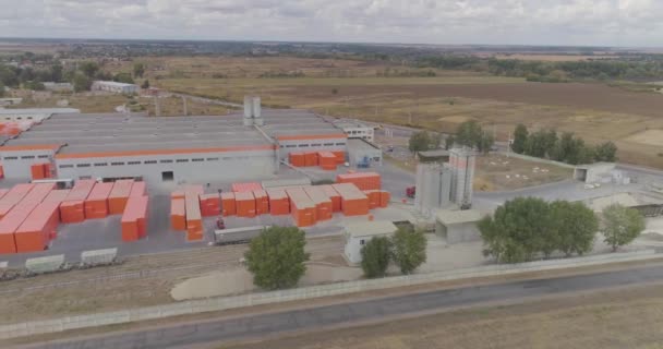 Vista superior da fábrica moderna, voando em torno de uma nova fábrica moderna em cores laranja. Exterior industrial de uma fábrica moderna — Vídeo de Stock