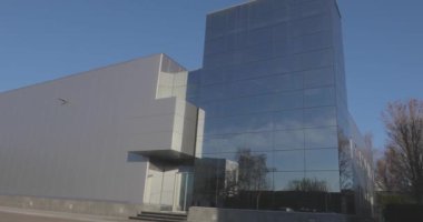 Modern bir fabrikanın dışı. Modern bir binanın ön kapısı. Modern bir binanın dışı.