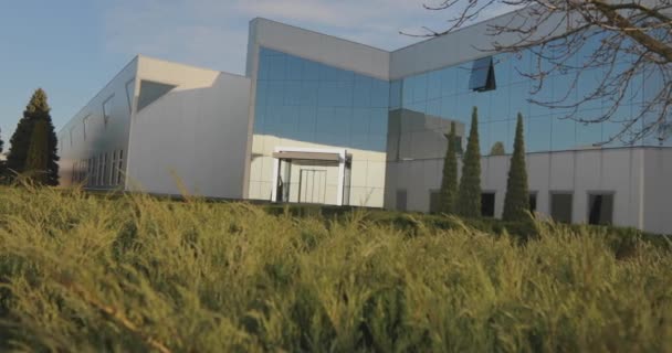 Administrativní budova s velkými skleněnými okny. rk poblíž moderní kancelářské budovy — Stock video