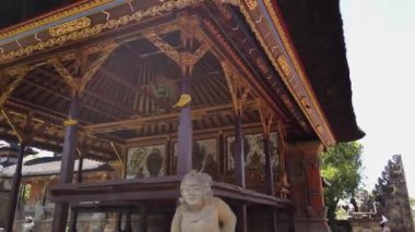 Bali 'deki tapınak. Bali 'deki antik tapınak. Tapınağa giden uzun bir merdiven. Bali 'deki Hindu tapınağı