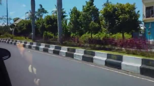 El tráfico en la carretera bali vueltas de tiempo. Un viaje a Bali, la vista desde la ventana del coche — Vídeo de stock