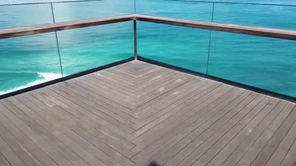 Сучасний пляжний готель на Балі. Дивовижний пляжний бар на Балі. — стокове відео